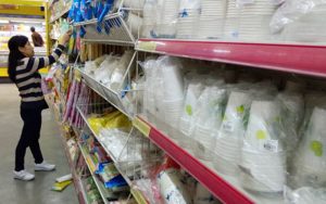 cam-nang-chon-mua-ly-giay-ly-nhua-dung-mot-lan-chat-luong-an-toan